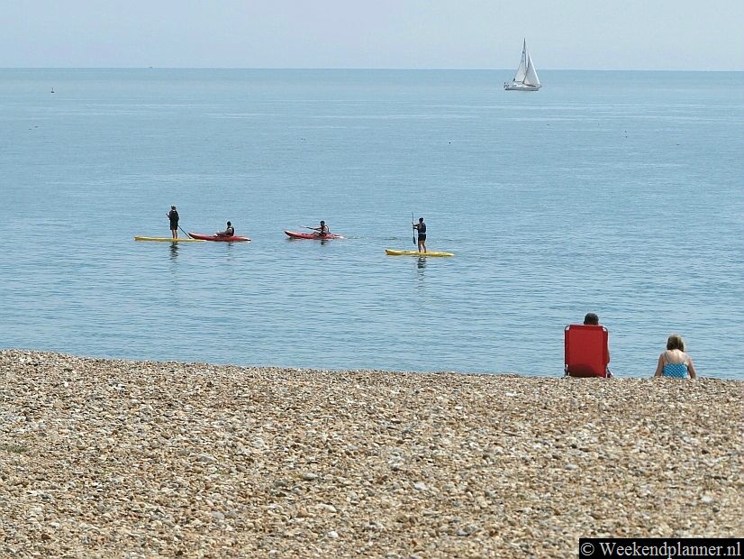 Op het strand van Eastbourne kun je dit soort platte kano's huren.Tip: Een dagje op het strand van Eastbourne.
