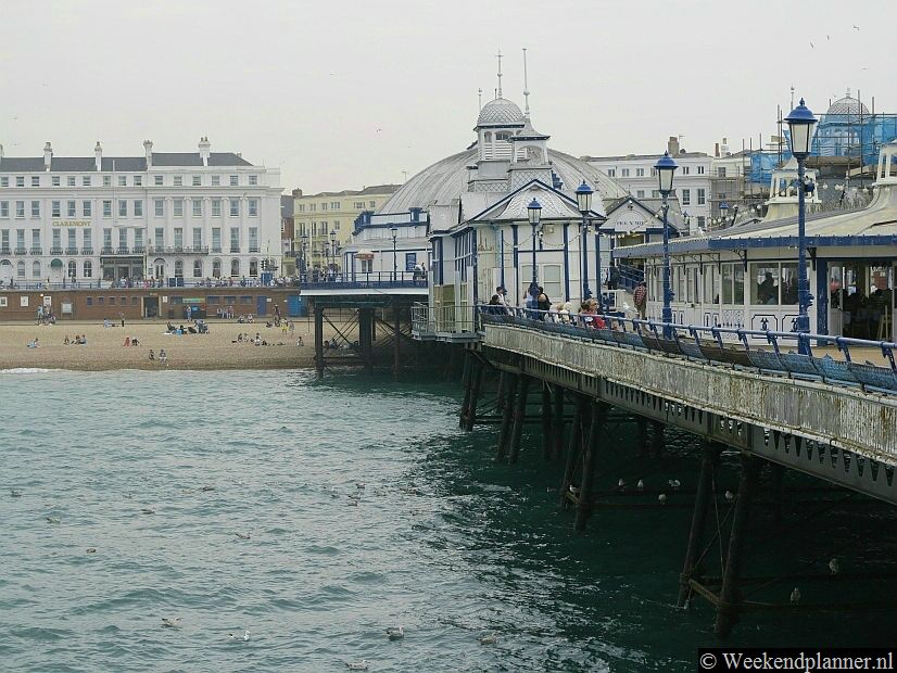 Net zoals de andere Victoriaanse badplaatsen van Zuid-Engeland heeft ook Eastbourne een pier met restaurants, pubs en amusement. Je kunt op de pier ook hengels huren en gaan vissen.Foto's van de pier van Eastbourne.