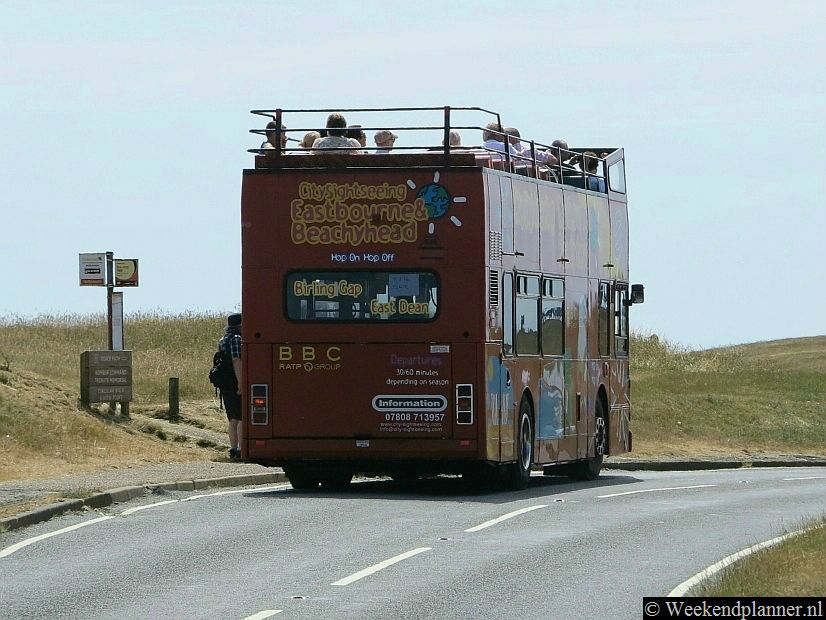 Met de Hop-on Hop-off bus kom je snel en gemakkelijk bij de belangrijkste bezienswaardigheden van Eastbourne. De krijtrotsen van Beachy Head en Birling Gap (Seven Sisters) horen daarbij.Tip: Foto's van de witte klippen van de Seven Sisters.