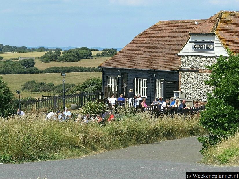 De pub en restaurant Beady Head ligt vlakbij de krijtrotsen van Beachy Head. Er is een bezoekerscentrum voor Beachy Head en een grote parkeerplaats. De bushalte van Beachy Head op Beachy Head Road is voor het restaurant.Tip: Naar de witte klippen van Beachy Head.
