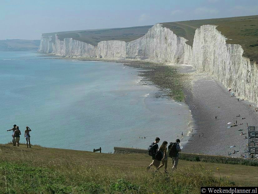 Deze krijtrotsen worden de Seven Sisters genoemd. Je vindt de Seven Sisters bij Birling Gap, ongeveer 8 km van Eastbourne. Je kunt in een half uur van Beachy Head naar de Seven Sisters lopen. Het pad maakt deel uit van de South Downs Way. Foto's van een bezoek aan de Seven Sisters.