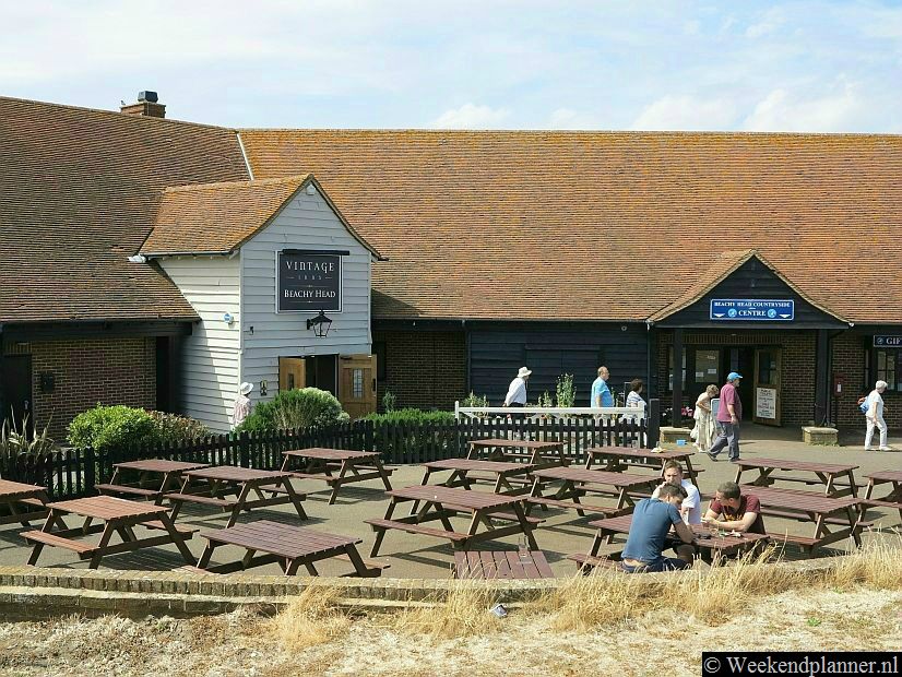 Het restaurant The Beachy Head. Naast de pub is het bezoekerscentrum van Beachy Head met informatie over de nabijgelegen krijtrotsen.Tip: De herberg bij de witte klippen.