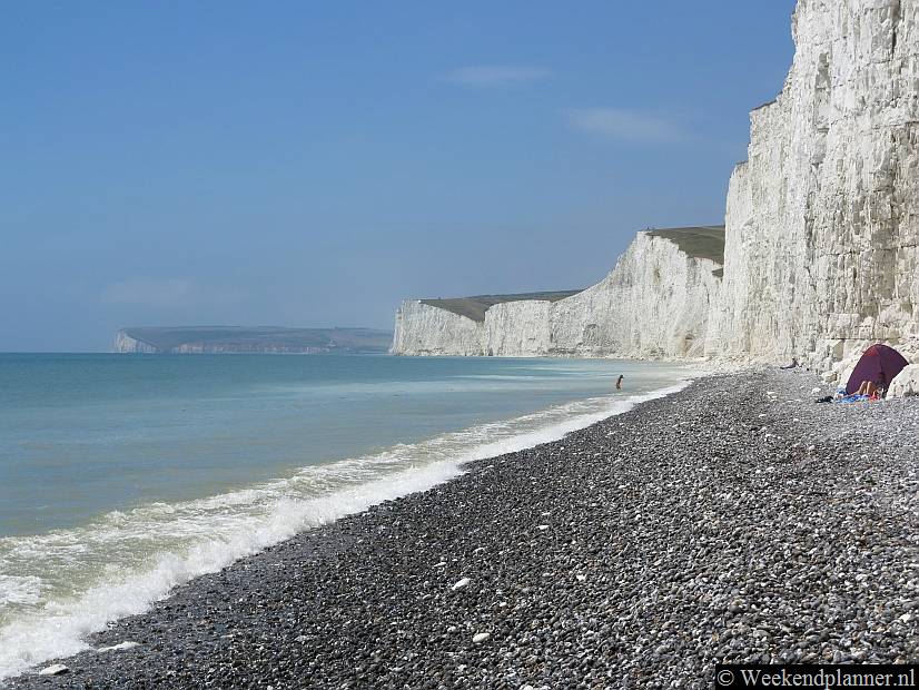 Aan de voet van de krijtrotsen kun je zoeken naar fossielen en het kiezelstrand nodigt uit tot zonnebaden. Tips: De mooiste  krijtrotsen van Zuid-Engeland.