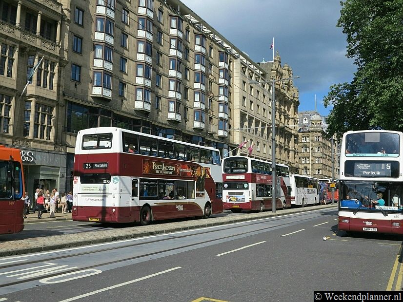 De winkelstraat Princes Street is ook voor het openbaar vervoer een belangrijke weg. Hier hebben veel bussen en trams een halte. Er is een uitgang van Waverley Station.Tips: De attracties van New Town Edinburgh.