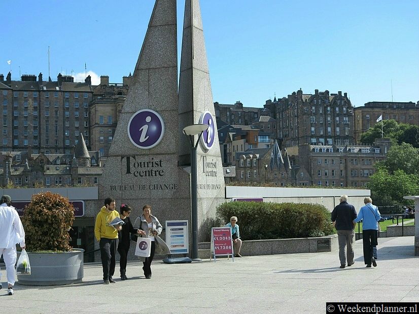 Het grootste toeristenbureau van Edinburgh staat in Princes Street bij de ingang van Waverley Station. Je kunt door het station naar Old Town lopen. Zoals je ziet heb je vanaf Princes Street een mooi uitzicht op Old-Town.Tips: Een weekend naar Edinburgh.