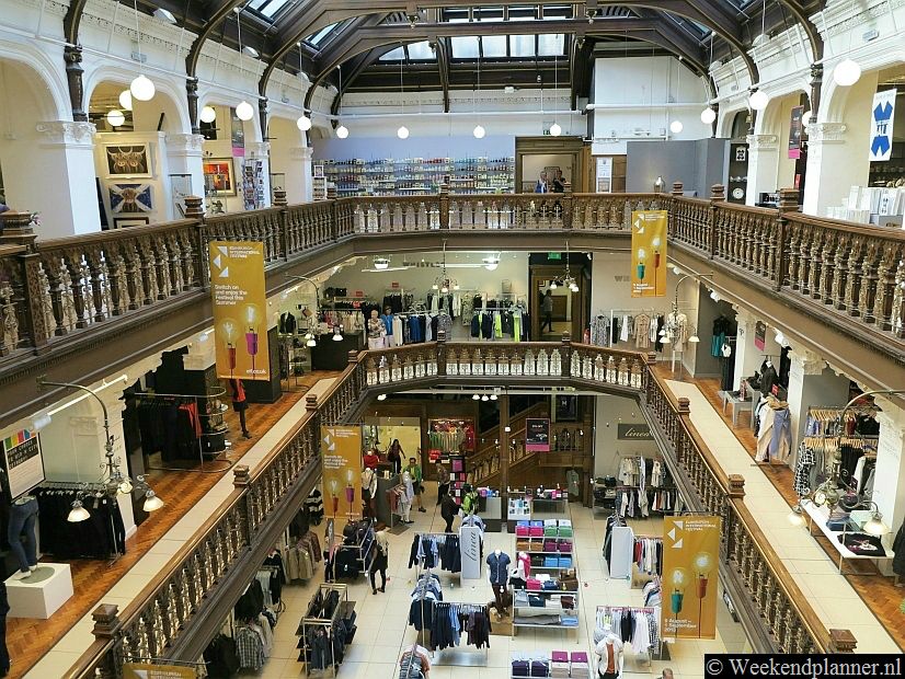 Jenners is een bekend warenhuis in Edinburgh. Het is de Harrods van Schotland. Jenners bestaat al sinds 1835 maar het huidige gebouw stamt uit 1895. Je vindt Jenners aan Princes Street op nummer 48.Foto's van een bezoek aan Edinburgh.