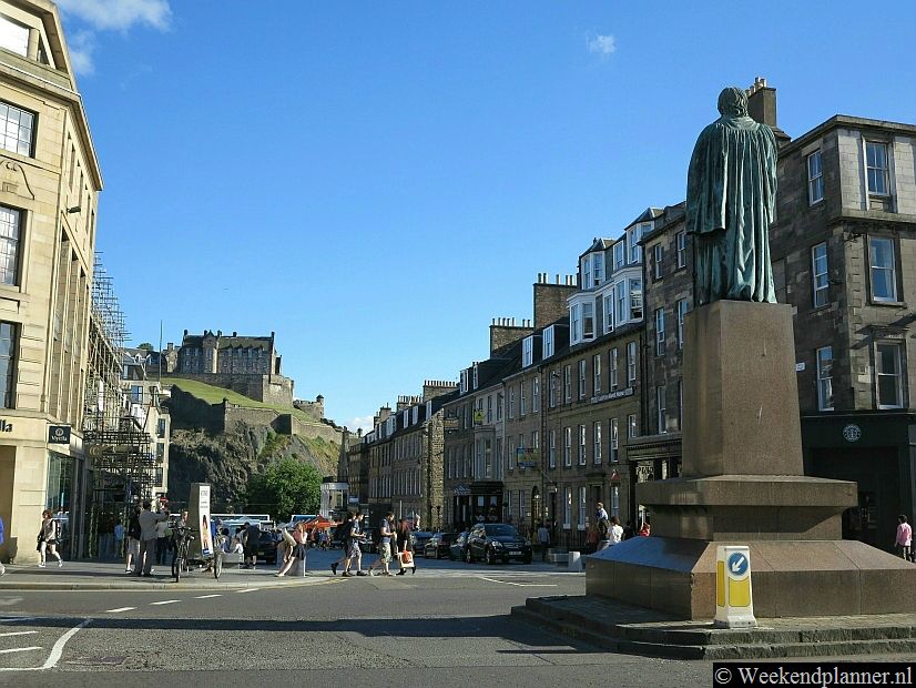 Op de foto zie je de kruising Castle Street en George Street. In dit deel van New-Town zijn veel leuke restaurants, pubs en winkels.Foto's van een bezoek aan Edinburgh.