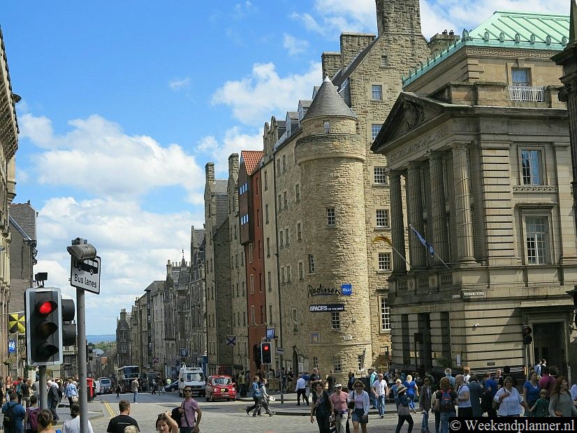 Het centrum van Old-Town in Edinbrugh is de Royal Mile. De Royal Mile bestaat o.a. uit High Street en zijn vele smalle zijstraten. Hier staan de meeste bezienswaardigheden in Edinburgh.  De Royal Mile ligt dichtbij het treinstation Waiverly Station.Tip: De attracties van Old Town Edinburgh.