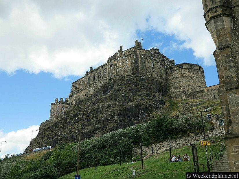 Aan het eind van High Street staat Edinburgh Castle. Het kasteel staat op Castle Rock. De meeste gebouwen stammen uit de 17de eeuw maar er zijn ook delen die in de 11de eeuw en de eeuwen daarna gebouwd zijn.Tip: De attracties van Old Town Edinburgh.