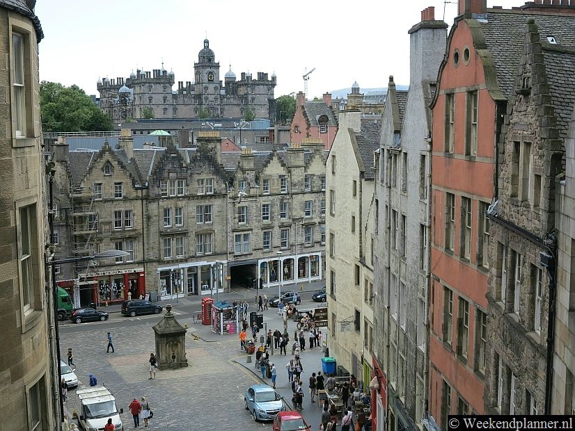 Op het plein Grassmarket zijn veel leuke restaurants, bars en enkele budget hotels. Het kasteelachtige gebouw op de achtergrond is de 17de-eeuwse George Heriot's School.Tip: Overnachten in Old Town Edinburgh.