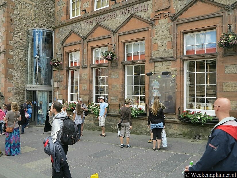 Het whisky museum The Scotch Whisky Experience staat op Castlehill, vlakbij het kasteel. Er zijn verschillende tours waarbij je in een ton door de nagebouwde distilleerderij gevoerd wordt. Je kunt er ook whisky proeven. Kinderen proeven de Schotse frisdrank Irn Bru. 