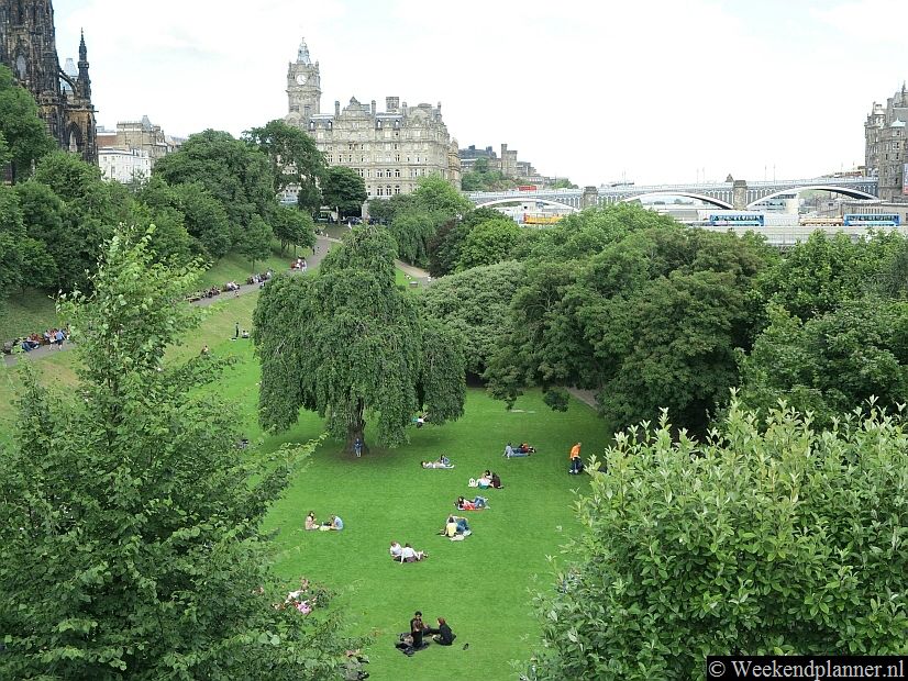 Tussen Old-Town en New-Town ligt dit mooie park. Het is een leuke plek om uit te rusten of om te gaan picknicken. Hier in het gras eten en drinken is goedkoper dan op een terrasje in Old-Town en veel leuker. Tip: Ga eens picknicken in Edinburgh.