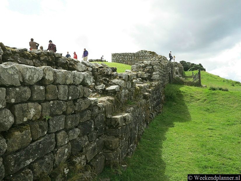 Ongeveer 50 km van Newcastle ligt het bijna 2000 jaar oude Romeinse fort Housesteads aan de verdedigingsmuur Hadrian's Wall.Adres: Housesteads Roman Fort, Haydon Bridge, Hexham, Northumberland.Tip: Mooie plaatsen in het Northumberland National Park.