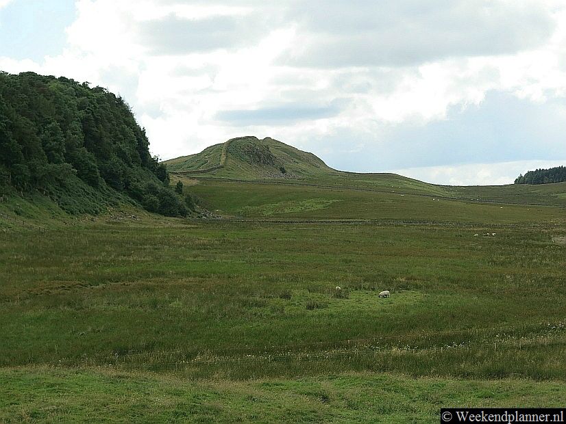 Als je van wandelen houdt moet je eens een stukje van het Handrian's Wall Path lopen. Tip: loop 6 km langs de muur richting het meertje Crag Lough.Foto's van de wandelroute van het Hadrian's Wall Path.