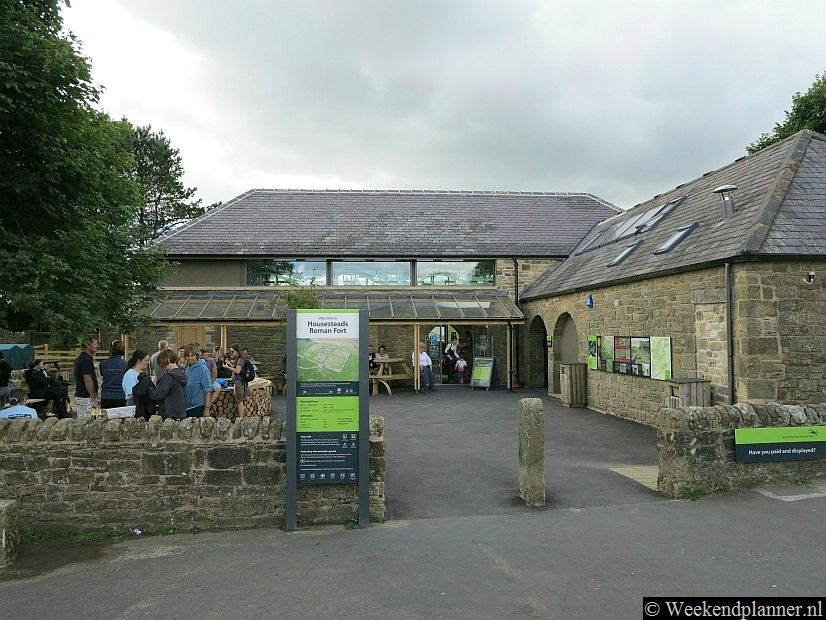 Dit is het bezoekerscentrum Housesteads Roman Fort & Museum in Hexham. Hier koop je kaartjes, er is een restaurant en een grote parkeerplaats. De bus AD122 tussen Newcastle en Carlisle stopt vlakbij. Foto's van het Romeinse Fort Housesteads.
