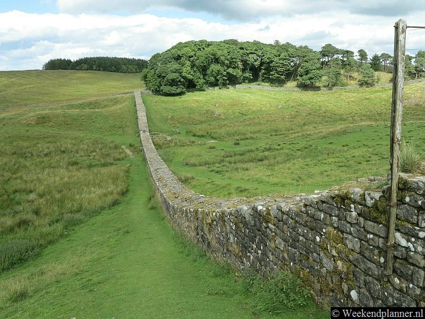 Het langeafstandspad Hadrian's Path tussen Wallsend bij Newcastle en Carlisle is een prachtige hiking route van kust naar kust door Noord-Engeland. De route volgt de Romeinse muur door Engeland.Tip: De attracties van Hadran's Wall in Noord-Engeland.