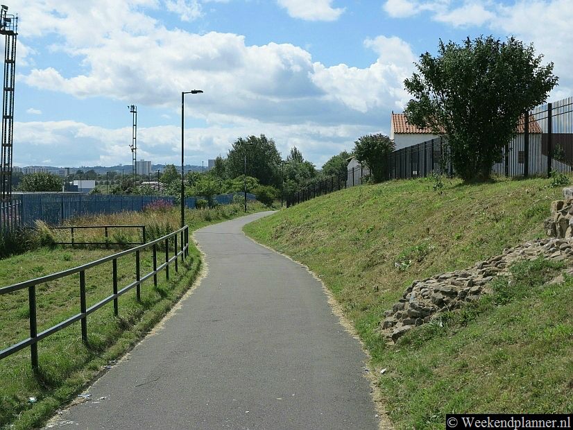 Dit is het Hadrian's Wall Path bij Wallsend. Rechts zie je het laatste stukje van de muur. Of eigenlijk aan de linker kant van het pad staat ook nog een meter muur. Dit pad maakt ook deel uit van de fietsroute Hadrian's Wall Cycle Way.Tip: De attracties van Newcastle.