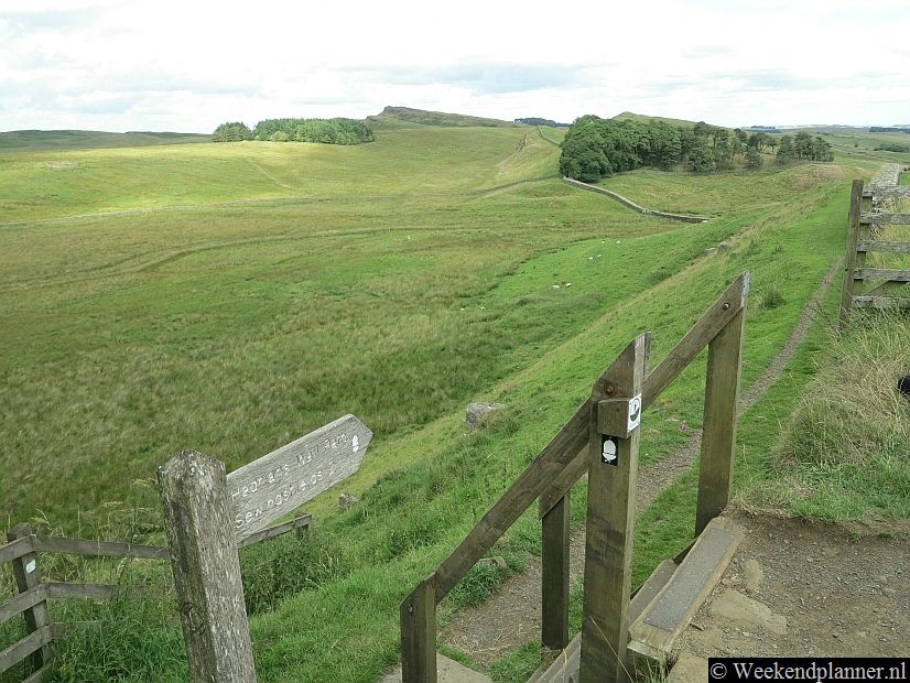 Langs het pad staan wegwijzers maar als je de muur volgt zul je niet verdwalen.Foto's van een bezoek aan Northumberland National Park.