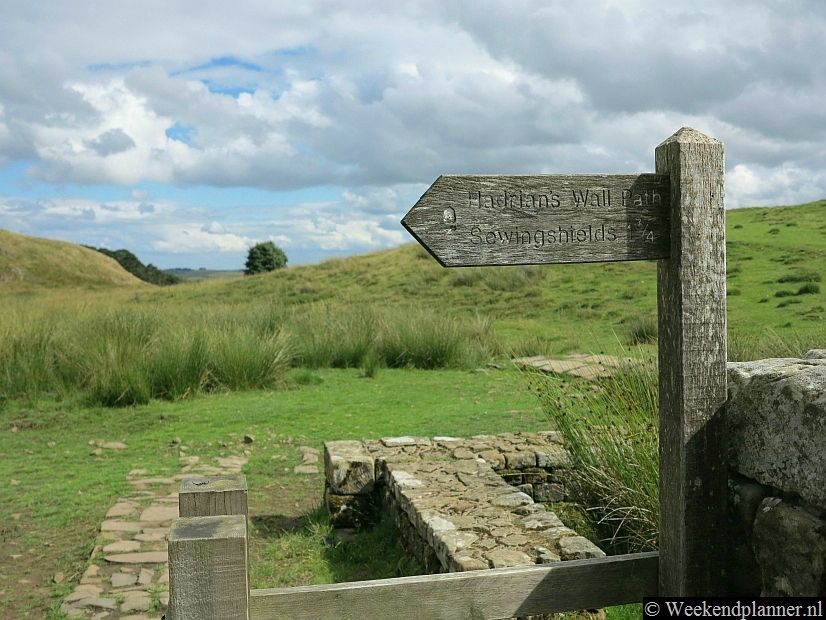Langs de muur loopt een pad, het Hadrian's Wall Path, één van de mooiste National Trails van Engeland. Het wandelpad is 135 kilometer lang en je kunt de route in zeven dagen lopen. Er  loopt iets verder van de muur ook een fietsroute, de Hadrian's Cycle Way.Foto's van een bezoek aan het Hadrian's Wall Path.