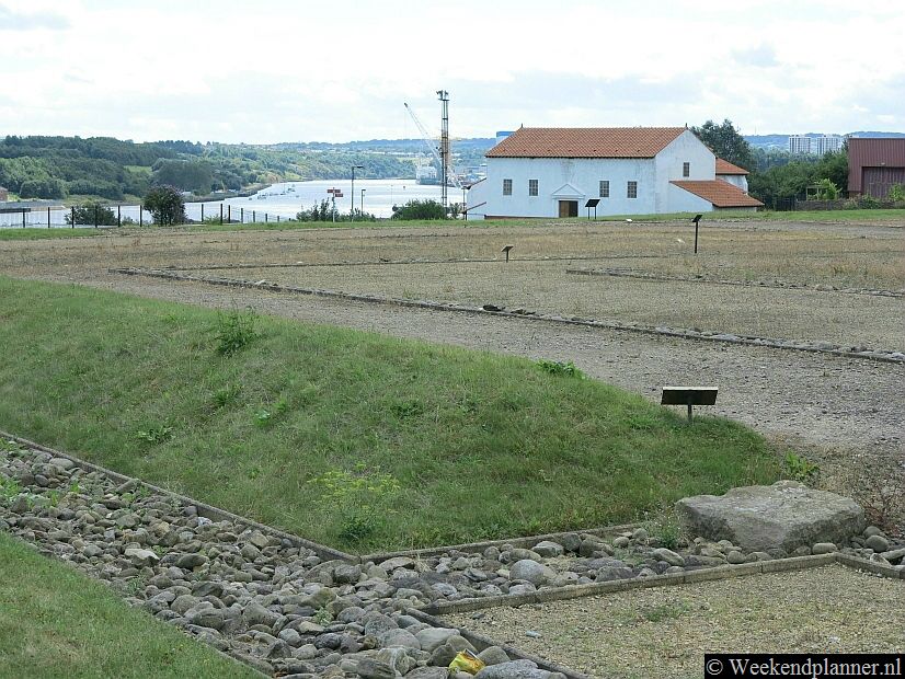 Dit zijn de opgravingen bij het plaatsje Wallsend. Vanuit Newcastle is Wallsend met de metro in ongeveer 15 minuten te bereiken. Veel hikers overnachten in Newcastle, gaan met de metro naar Wallsend en lopen dan terug naar Newcastle.Foto's van een bezoek aan Newcastle.