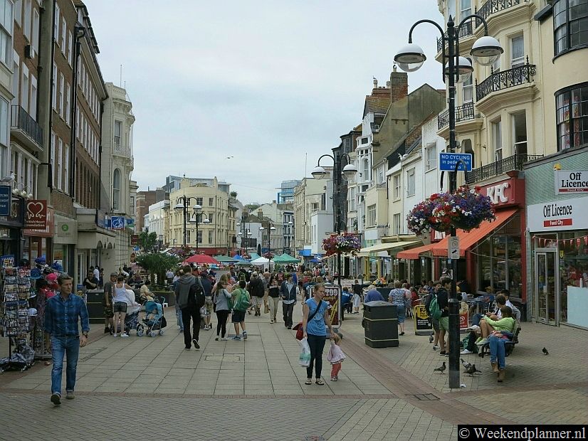 De winkelstraat Castle Street ligt in het centrum van Hastings.Tip: Pubs in Engeland.