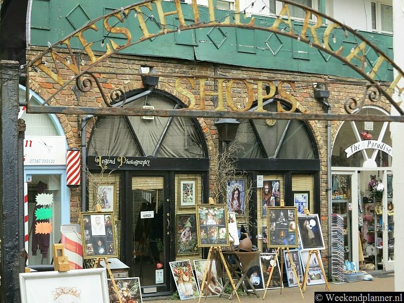 De Westhill Arcade is een klein winkelcentrum in George Street met leuke winkeltjes en cafés.Tip: De badplaatsen van East-Sussex.