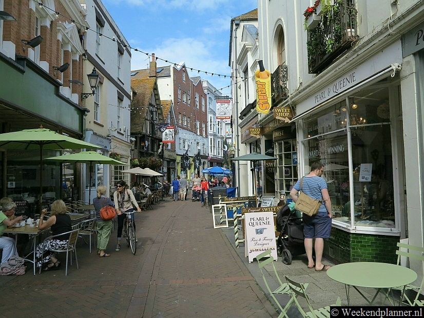 De Engelse badplaats Hastings was oorspronkelijk een vissersdorp maar al een eeuw leeft het stadje van toerisme. In Hastings kwam Willem de Veroveraar aan wal op weg naar de Slag bij Hastings. Het slagveld was overigens in de buurt bij het huidige dorpje Battle.Tip: Een weekend in Hastings.