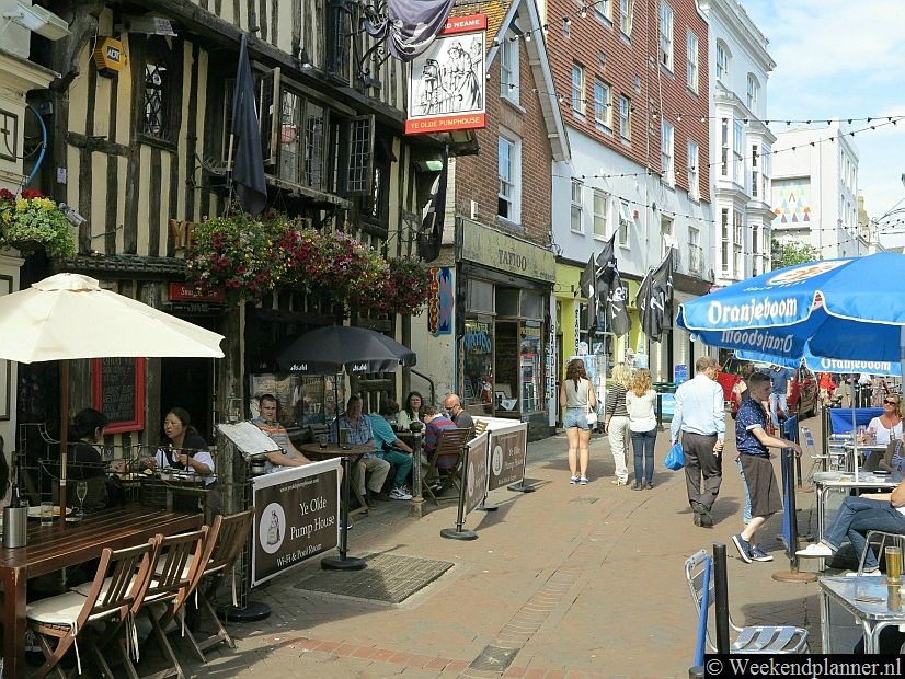 De badplaats Hastings heeft een mooie historische binnenstad bij George Street. Dit deel van de stad stamt van voor de 19de eeuw toen Hastings snel uitgroeide tot een vakantiebestemming.Tip: Een weekend in Hastings.