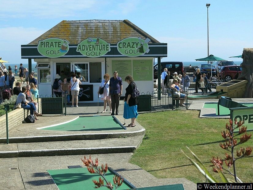 Bij het strand in het centrum van Hastings is een minigolfbaan en er is net zoals in veel andere Engelse badplaatsen een zeeaquarium en een kleine kermis.Tip: De badplaatsen van East-Sussex.