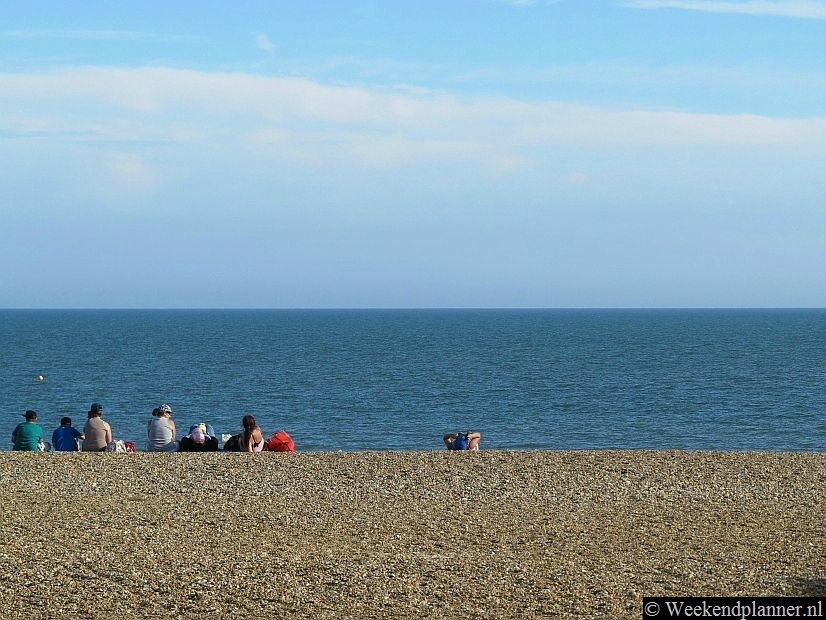 Het strand van Hastings bestaat uit kleine kiezels. De kiezels zijn niet scherp dus je kunt er op blote voeten lopen.Foto's van het nabijgelegen Eastbourne.