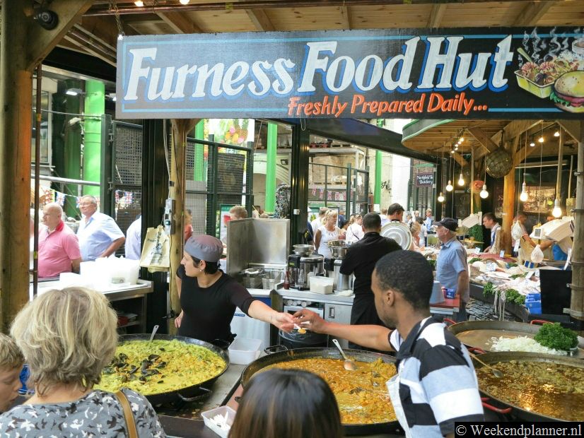 Op de Borough Market kun je bij verschillende kraampjes lekker eten.Foto's van het nabijgelegen More London.