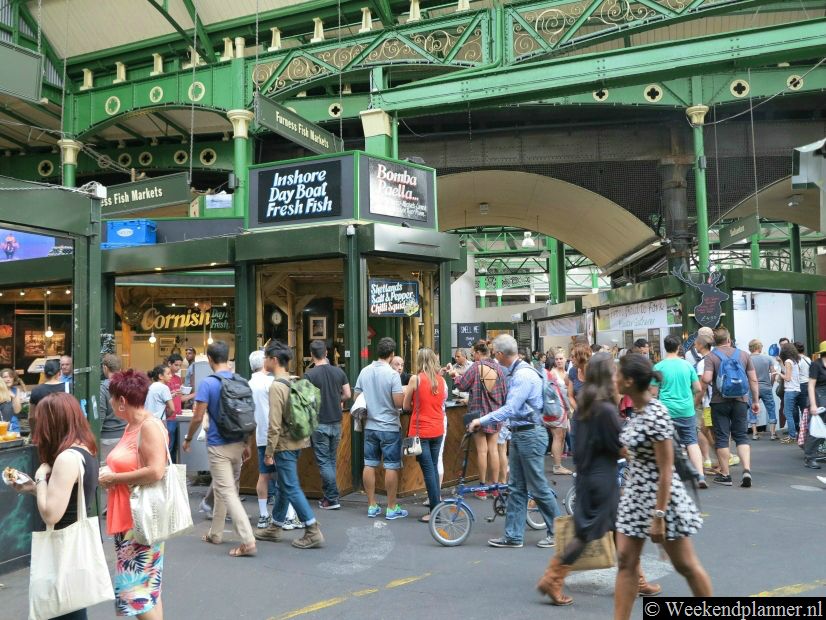 De Borough Market ligt ten dele onder het spoor. Dit is al meer dan honderd jaar zo.  Het bijzondere decor van de markt kun je als achtergrond in veel speelfilms zien. Tip: Ook het nabijgelegen Shad Theems is een wijk met 19de eeuwse pakhuizen.