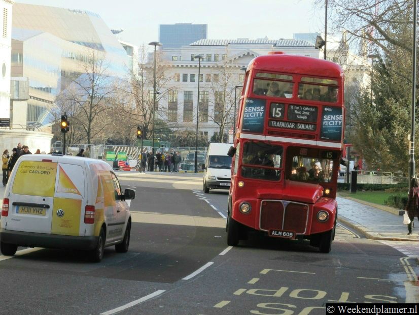 Vanaf Trafalgar Square kun je met een klassieke bus (bus 15) naar Tower Hill. Je komt dan ook langs de St. Paul's Cathedral. Buslijn 15 is gewoon openbaar vervoer dus heel goedkoop.Tip: Reis met het openbaar vervoer in Londen.