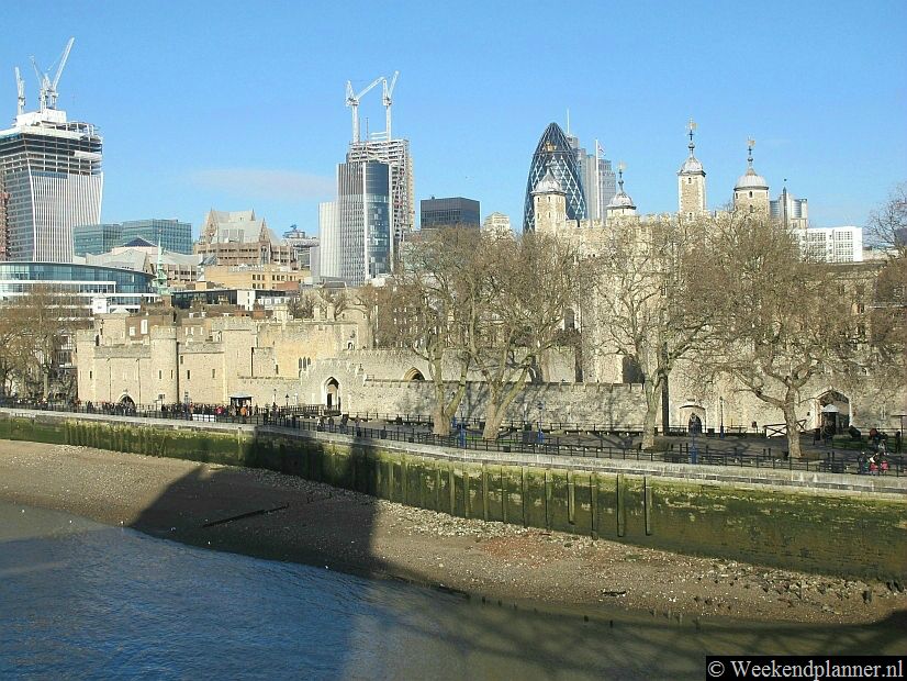 Aan de rand van de City ligt de Tower of Londen. De skyline wordt hier steeds voller want er wordt flink gebouwd. Vanaf de Tower Bridge is dat goed te zien.Tip: De attracties bij de Tower Bridge.