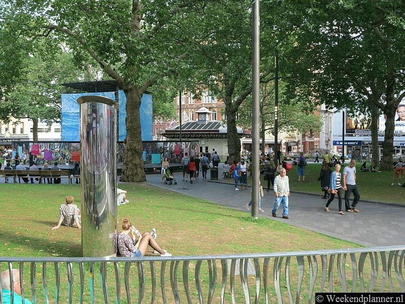 In het midden van Leicester Square zitten altijd veel mensen in het gras. Als je je eigen eten en drinken meeneemt is het gras een goed alternatief voor een terrasje.Tip: Ga picknicken in Londen.