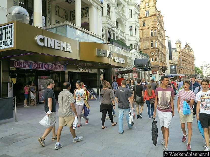 Op Leicester Square zijn naast de bioscopen ook veel restaurants, terrasjes en eethuizen. Foto's van een bezoek aan het nabijgelegen Chinatown.