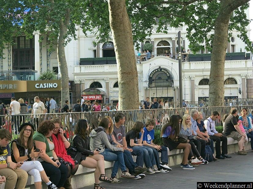 Voor de bioscopen kun je wachten tot de deuren open gaan. Er is altijd wel wat te zien dus echt vervelen zul je je niet.Tip: De attracties van Leicester Square.