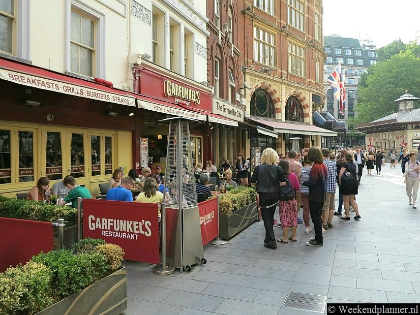 Op Leicester Square zijn veel restaurants en er is een mooi hotel.Tips: Zoek een gezellig restaurant in Londen.