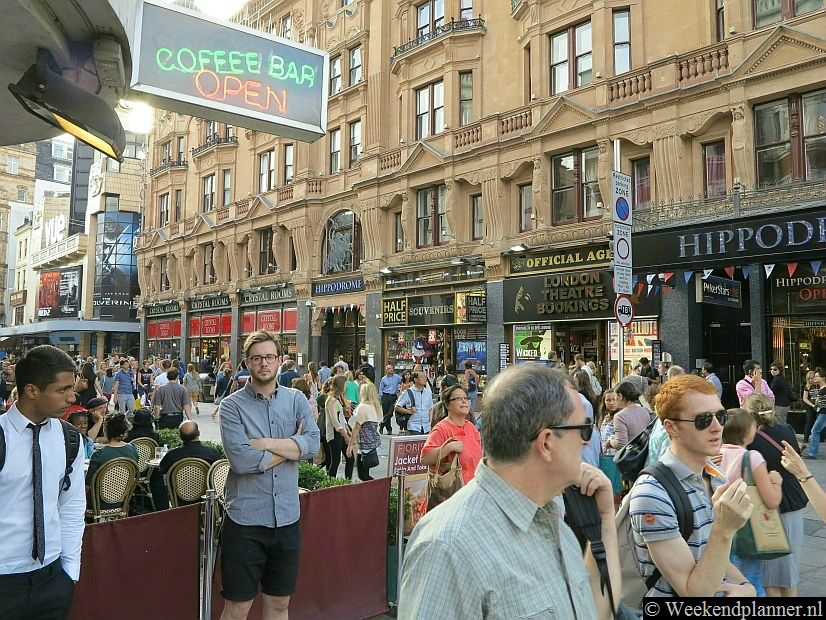 Als je wilt uitgaan is Leicester Square een goede plaats om te beginnen. Het is in de avond en in het weekend dan ook druk op het plein. Foto's van de nabijgelegen uitgaanswijk Soho.