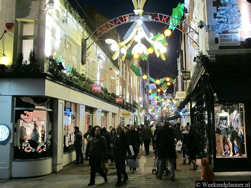 Carnaby Street is tijdens kerst mooi versierd.Tip: Ga eens rond de kerst naar Londen.