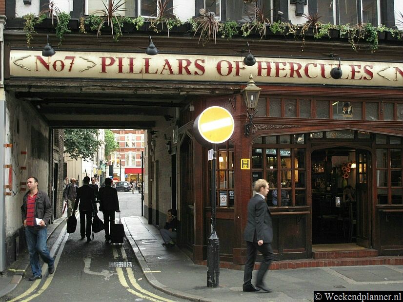 No7 Pillars of Hercules is een bekende pub  (1910) in Greek Street. Hier kun je bekende schrijvers ontmoeten. In  1733 stond hier al een pub en Dickens schreef er al over.Tip: Ga eens naar een Engelse pub.