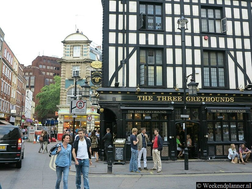 De pub The Three Grey Hounds in Greek Street ligt vlakbij het Palace Theatre op Shaftesbury Avenue.Tip: Ga eens naar een Engelse pub.