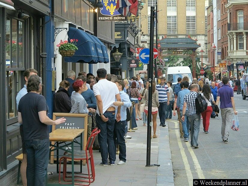 Via de gezellige Dean Street loop je  door een stukje China Town naar de theaters en de Aziatische restaurants op Shaftesbury Avenue.Tip: Ga eens eten in Chinatown.