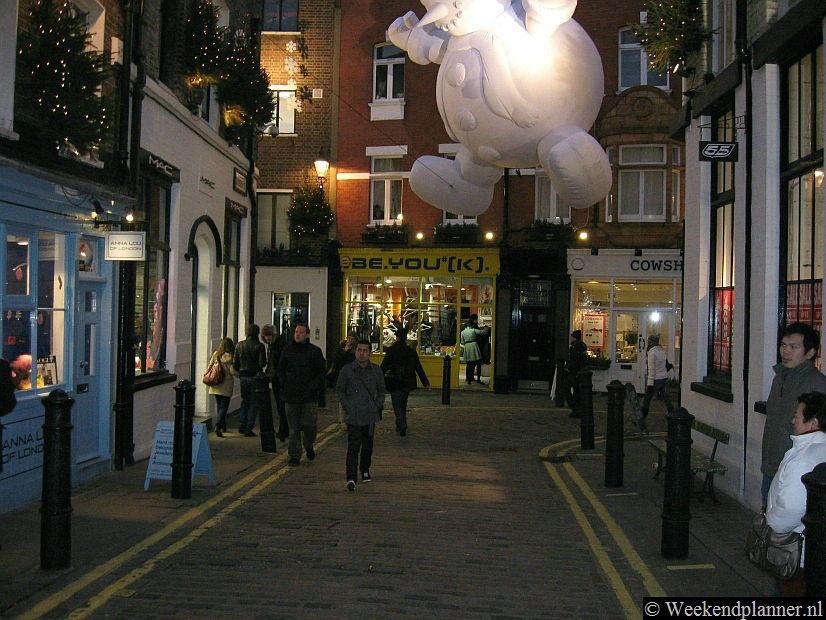 In de avond vind je in Soho leuke pubs, theaters en goedkope restaurants.Tip: Ga in Londen eens naar het theater.