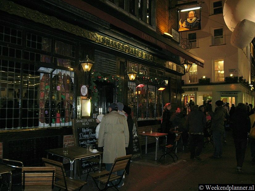 De pub Shakespeare's Head in Carnaby Street is in 1735 gebouwd. Door een treffer in WOII mist het uithangbord van Shakespeare een hand.Tip: Ga eens naar een Engelse pub.