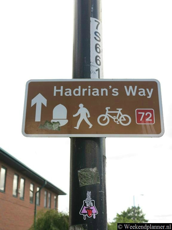 Bij het metrostation in Wallsend zie je dit bord staan. Volg de pijl naar het bezoekerscentrum van Hadrian's Wall.Tip: De attracties van  Hadrian's Wall.