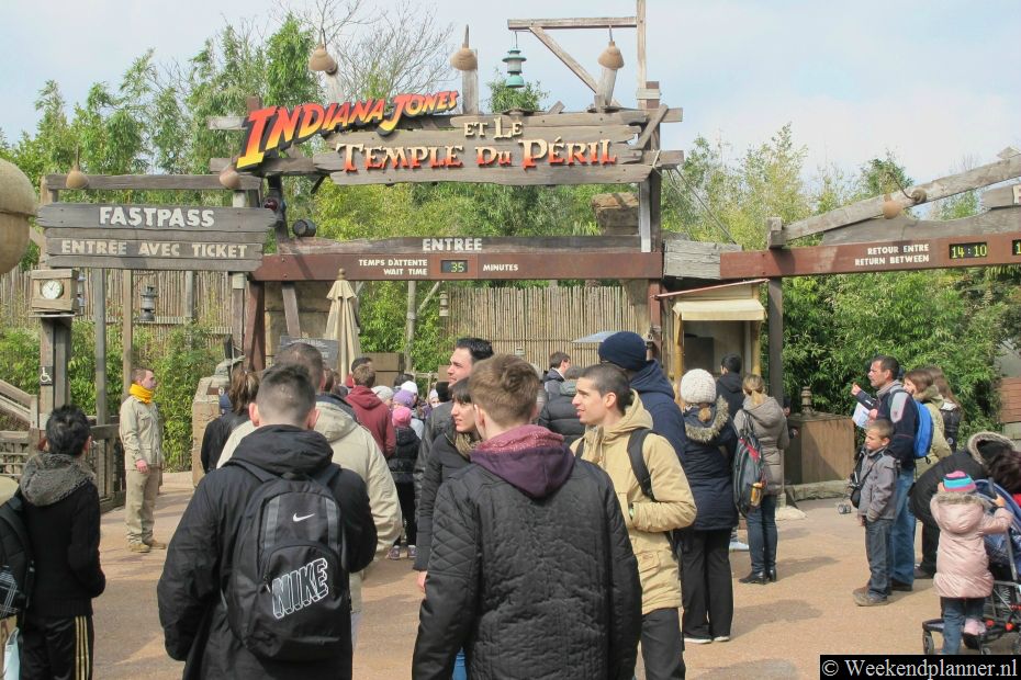 Adventure Land is geïnspireerd door avonturenfilms die zich in  India, Marokko en het Caribisch gebied afspelen. Op de foto ziet u de achtbaan met het Indiana Jones thema.Tips: De vijf themalanden van Disneyland in Parijs.