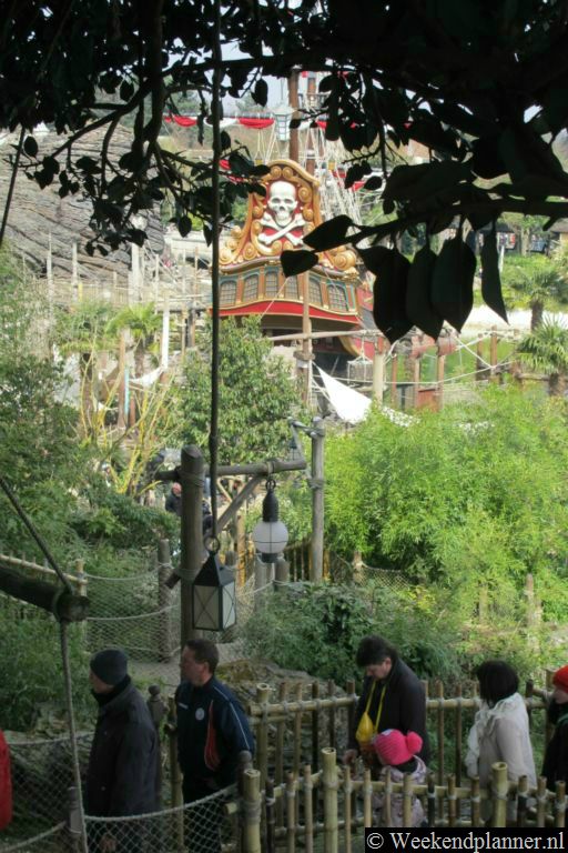 Vanuit het boomhuis zie je het piratenschip van kapitein Haak.