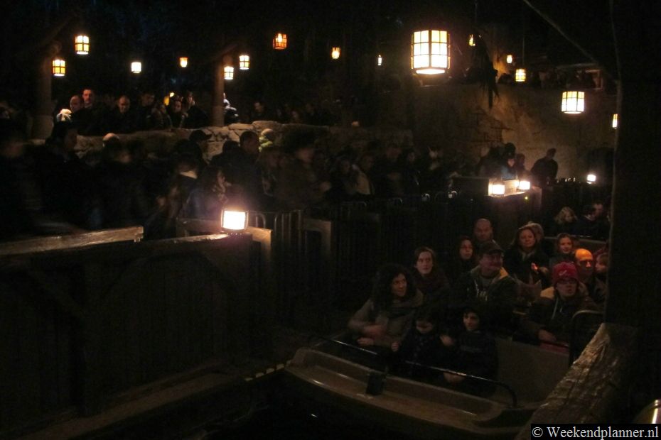 Één van de mooiste attracties van Aventureland is The Pirates of the Caribbean. In de Pirates of the Caribbean vaar je in een bootje door een landschap met vechtende en plunderende praten.Tip: Foto's van het nabijgelegen Fantasy Land.