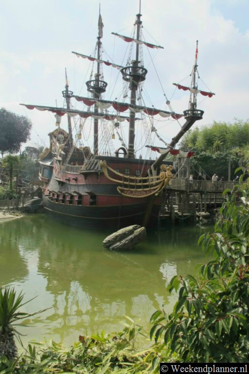 Je kunt op het piratenschip.Tip: Foto's van het nabijgelegen Discovery Land.